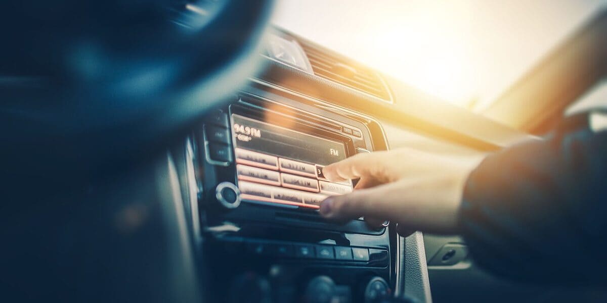 Sådan tilsluttes din telefon til radioen