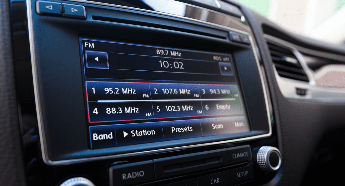 tilslut radioen i bilen